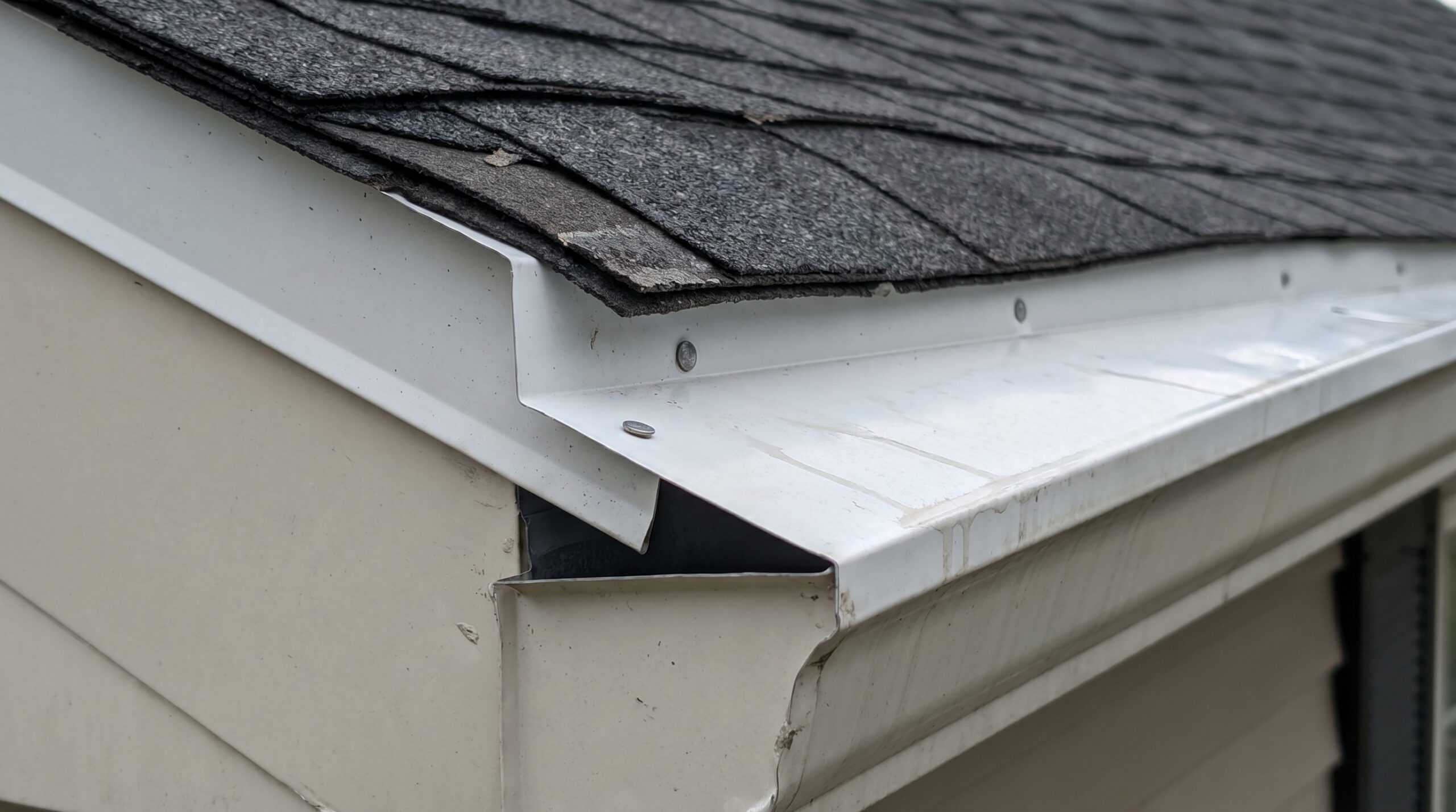 close-up photo of properly installed drip edge along roof eave